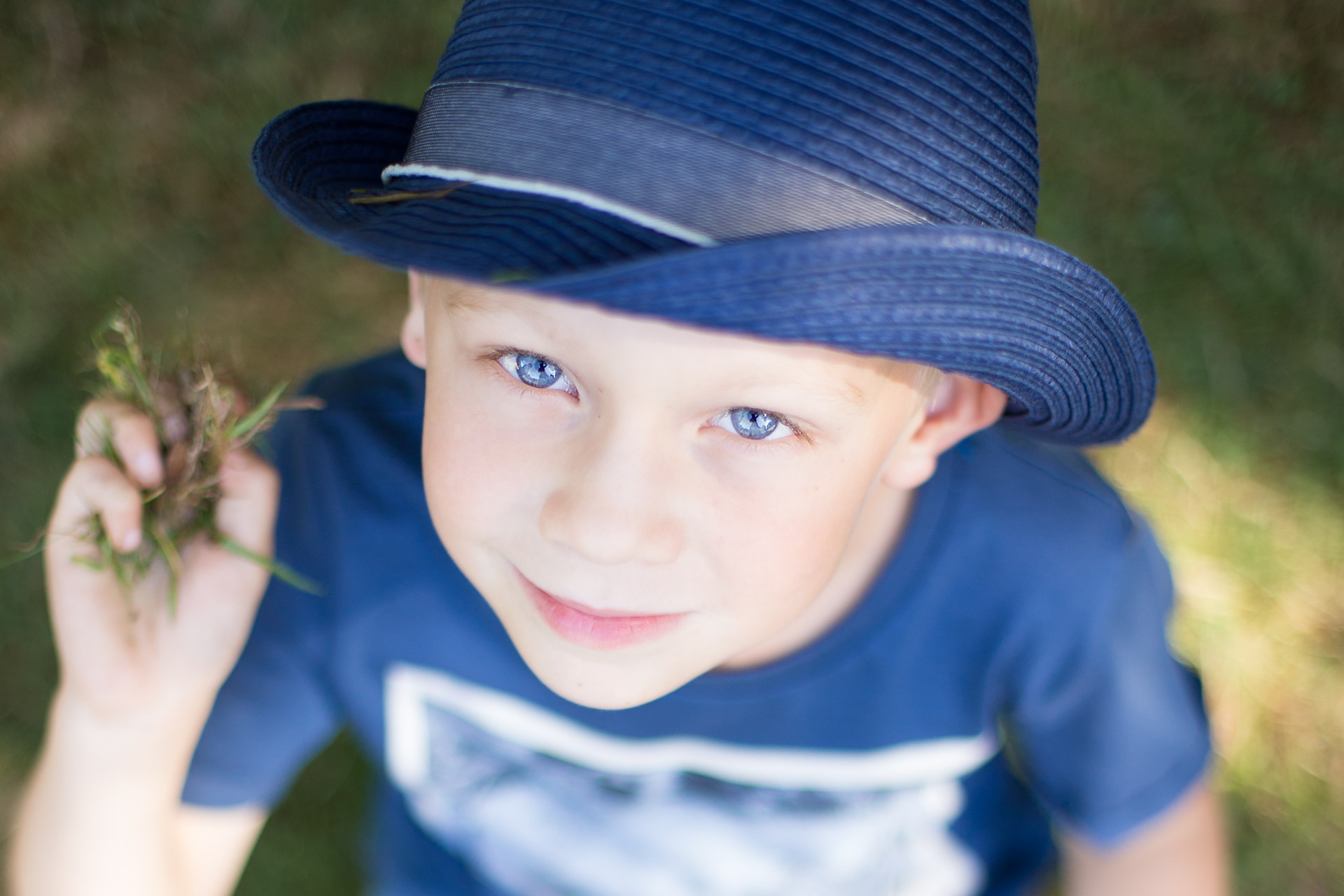 jongen, blauwe ogen, hoed, fotografie op locatie