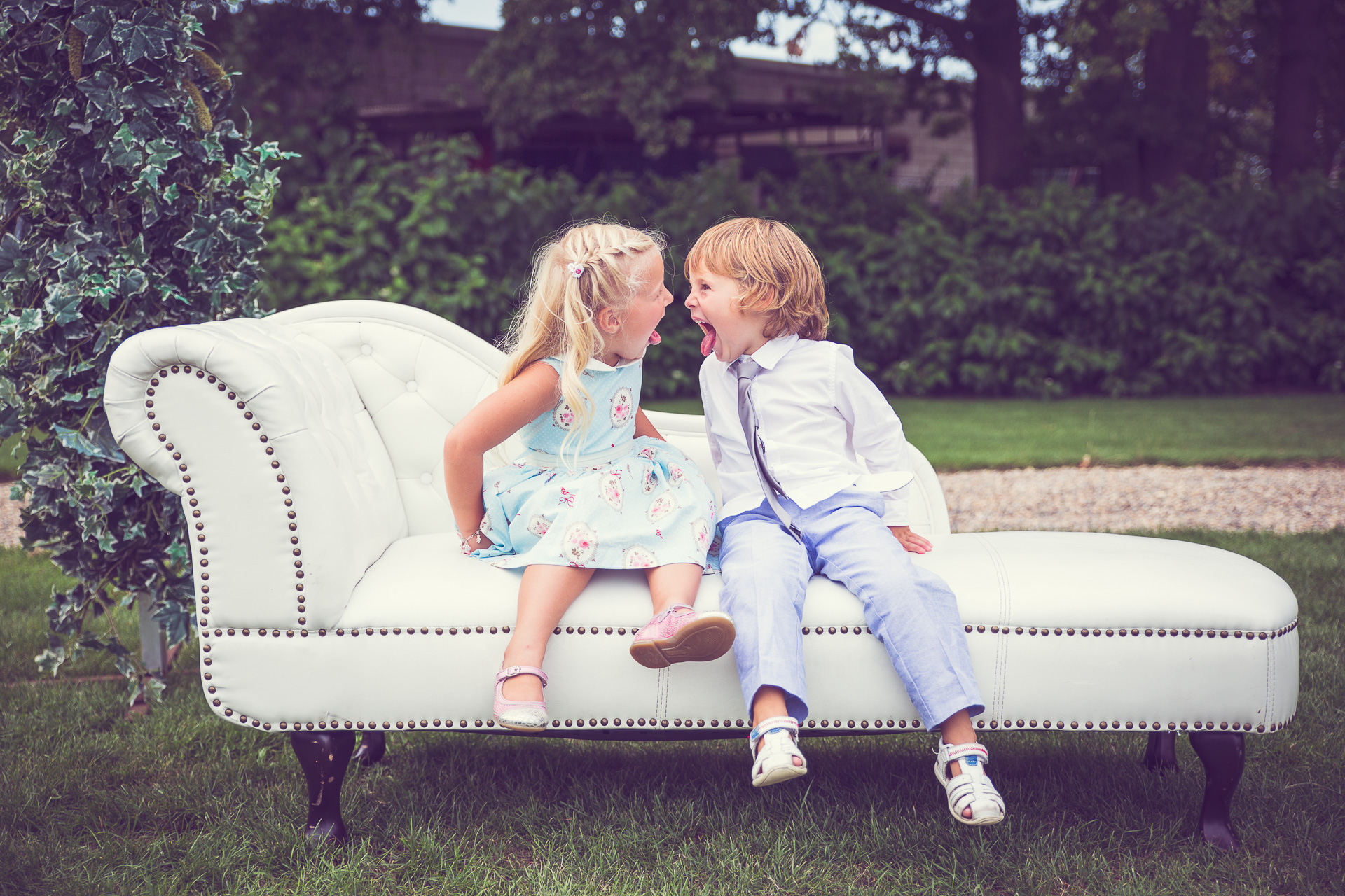 gekke kinderen op huwelijk, tong uitsteken